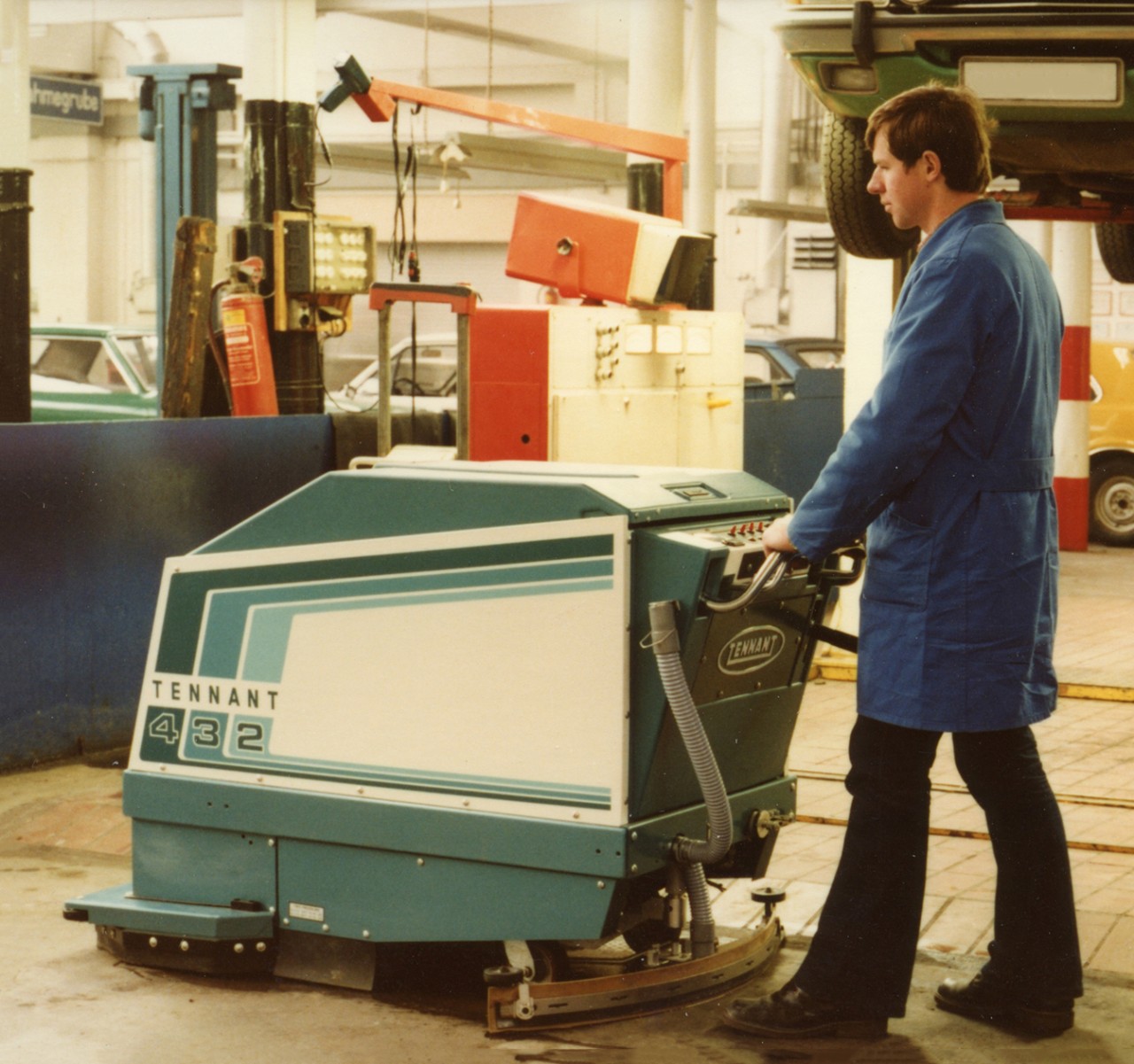 Tennant 432 Walk-Behind Scrubber Tennant 432 Walk-Behind Scrubber