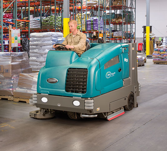 M20 Ride-On Sweeper-Scrubber cleaning a distribution center / warehouse M20 Ride-On Sweeper-Scrubber cleaning a distribution center / warehouse