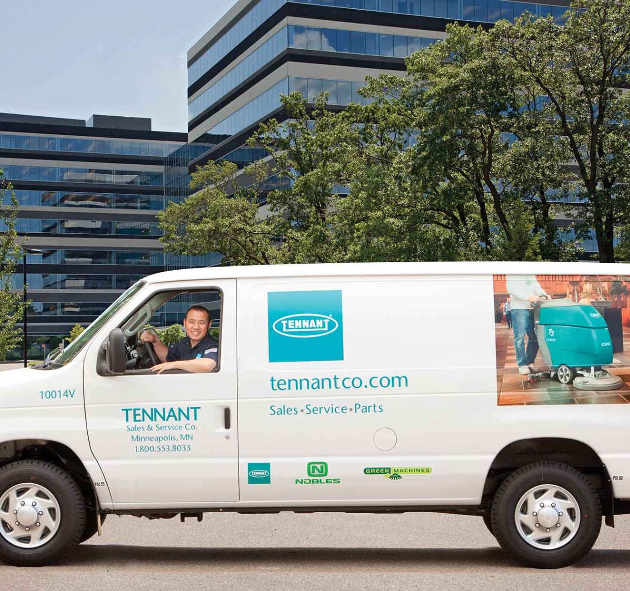 La fourgonnette de service Tennant à l’extérieur d’un immeuble de bureaux La fourgonnette de service Tennant à l’extérieur d’un immeuble de bureaux