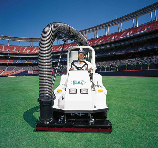 Aspirateur à déchets tout terrain ATLV de Tennant nettoyant un stade