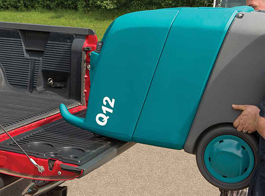 Machine de nettoyage pour surfaces multiples Q12 chargée dans un véhicule.