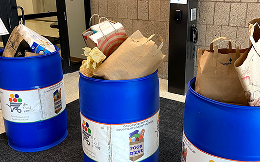 Employees at Tennant’s new headquarters in Eden Prairie, Minnesota donates food Employees at Tennant’s new headquarters in Eden Prairie, Minnesota donates food