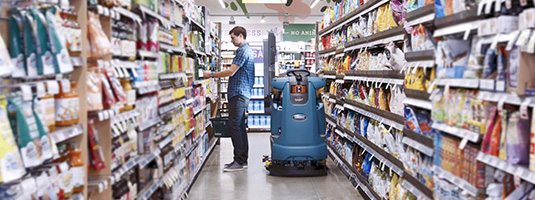 T7AMR with Inventory Scan in Aisle with Customer T7AMR with Inventory Scan in Aisle with Customer