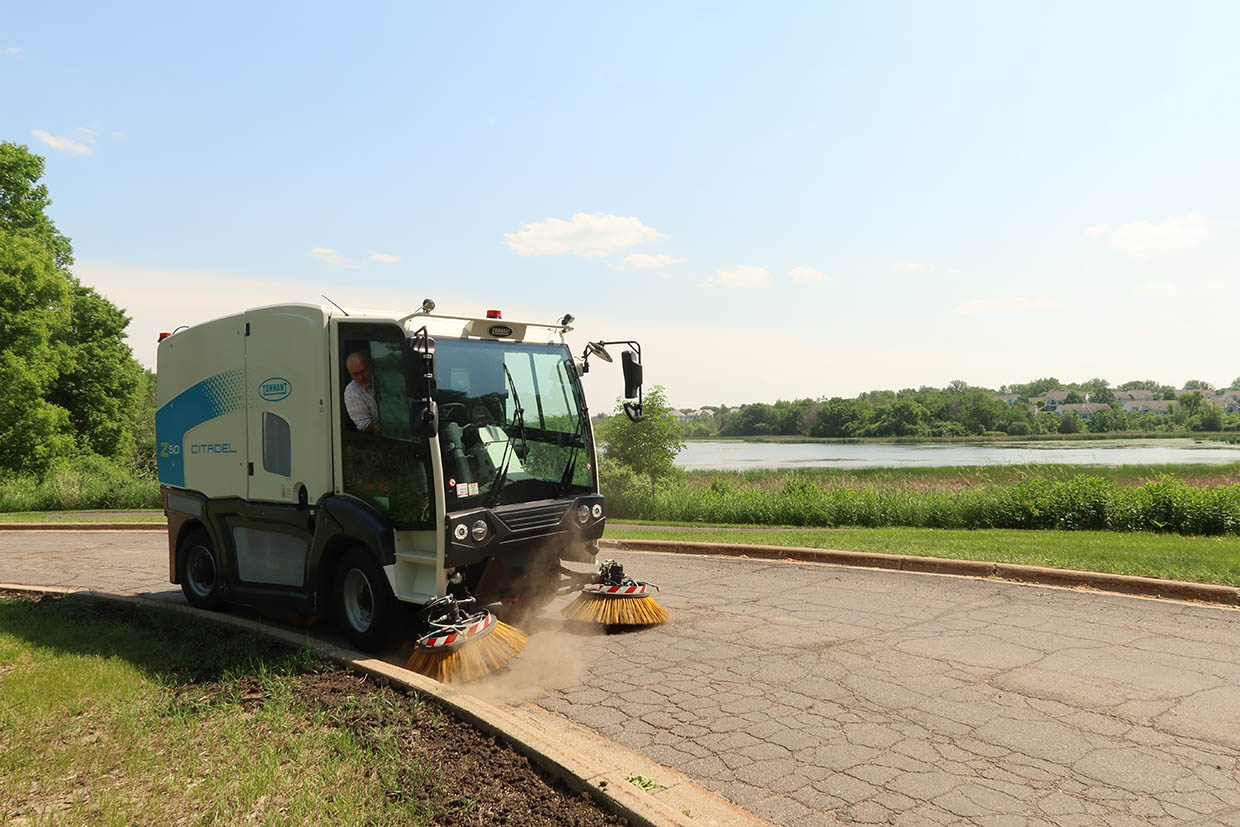 Z50 Citadel™ sweeper cleaning outdoors in autumn Z50 Citadel™ sweeper cleaning outdoors in autumn
