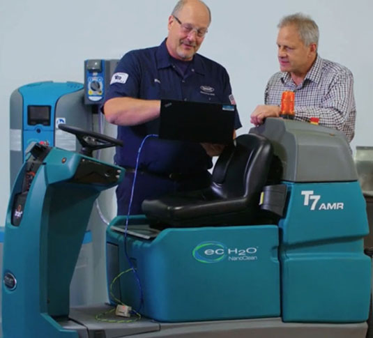 Fregadora robótica T7AMR con un técnico de servicio