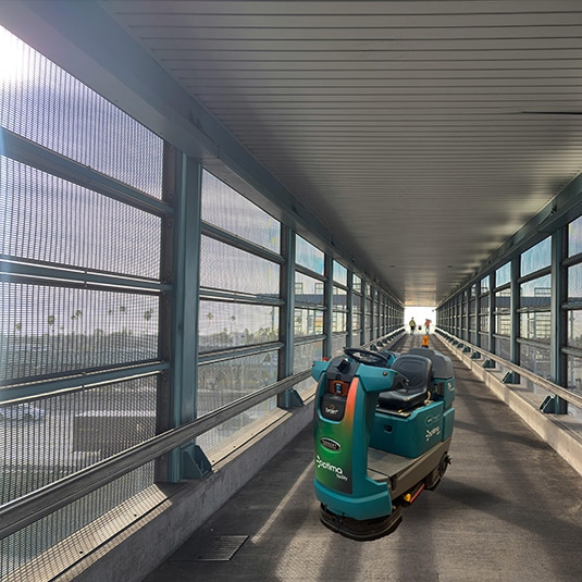 Máquina de limpieza Tennant en el aeropuerto