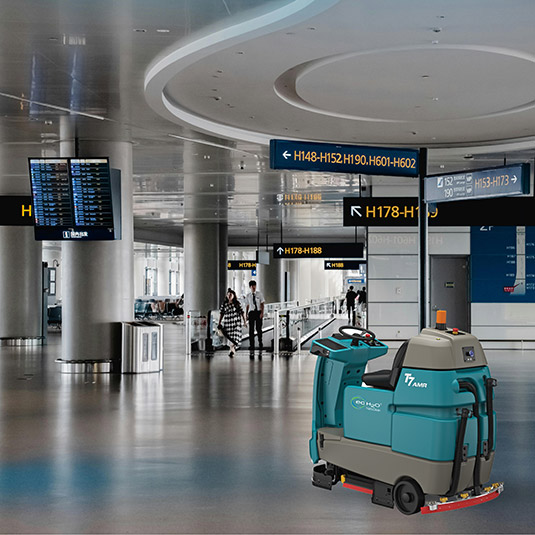 Máquina de limpieza Tennant en el aeropuerto