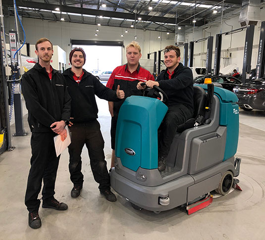 Restregadora de operador sentado Maddington Toyota y Tennant T12 