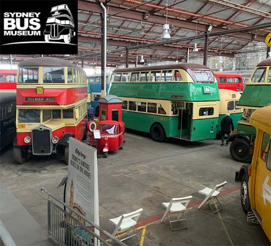 El Museo del Autobús de Sídney y la restregadora de operador caminando Tennant T300 El Museo del Autobús de Sídney y la restregadora de operador caminando Tennant T300