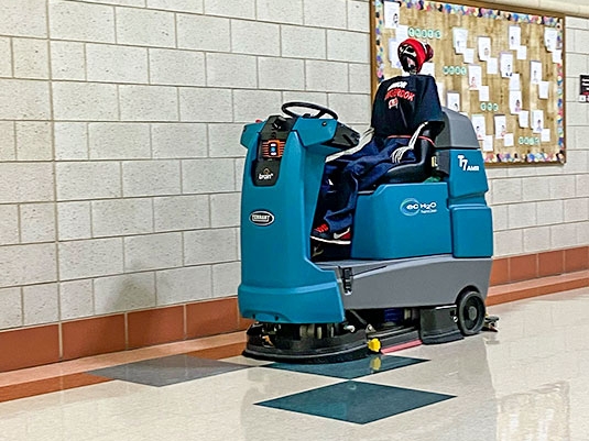 T7AMR limpiando en una instalación educativa