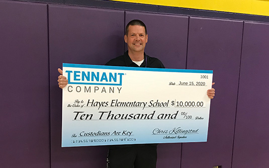 Kris Kantor de Lakewood Elementary remporte le grand prix Custodians are Key de Tennant Kris Kantor de Lakewood Elementary remporte le grand prix Custodians are Key de Tennant