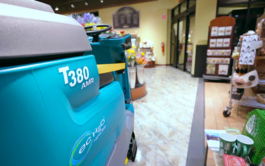 récureuse à plancher robotisée t380 de Tennant qui nettoie autour des articles dans une épicerie récureuse à plancher robotisée t380 de Tennant qui nettoie autour des articles dans une épicerie