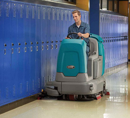 Récureuse Tennant nettoyant les planchers d’une école Récureuse Tennant nettoyant les planchers d’une école