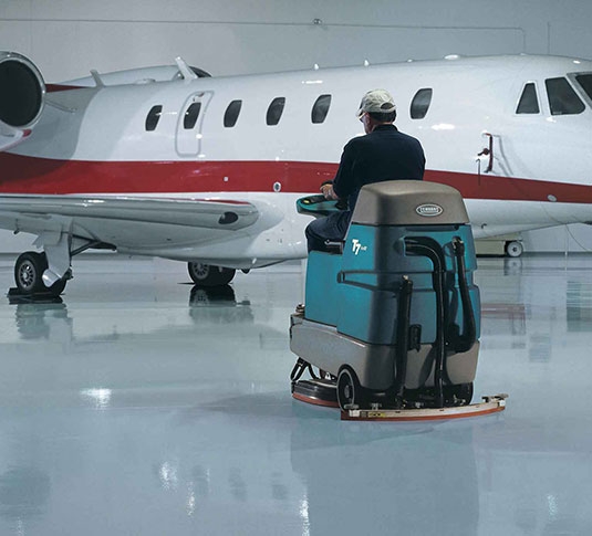 La récureuse Tennant nettoyant le hangar d’un aéroport La récureuse Tennant nettoyant le hangar d’un aéroport