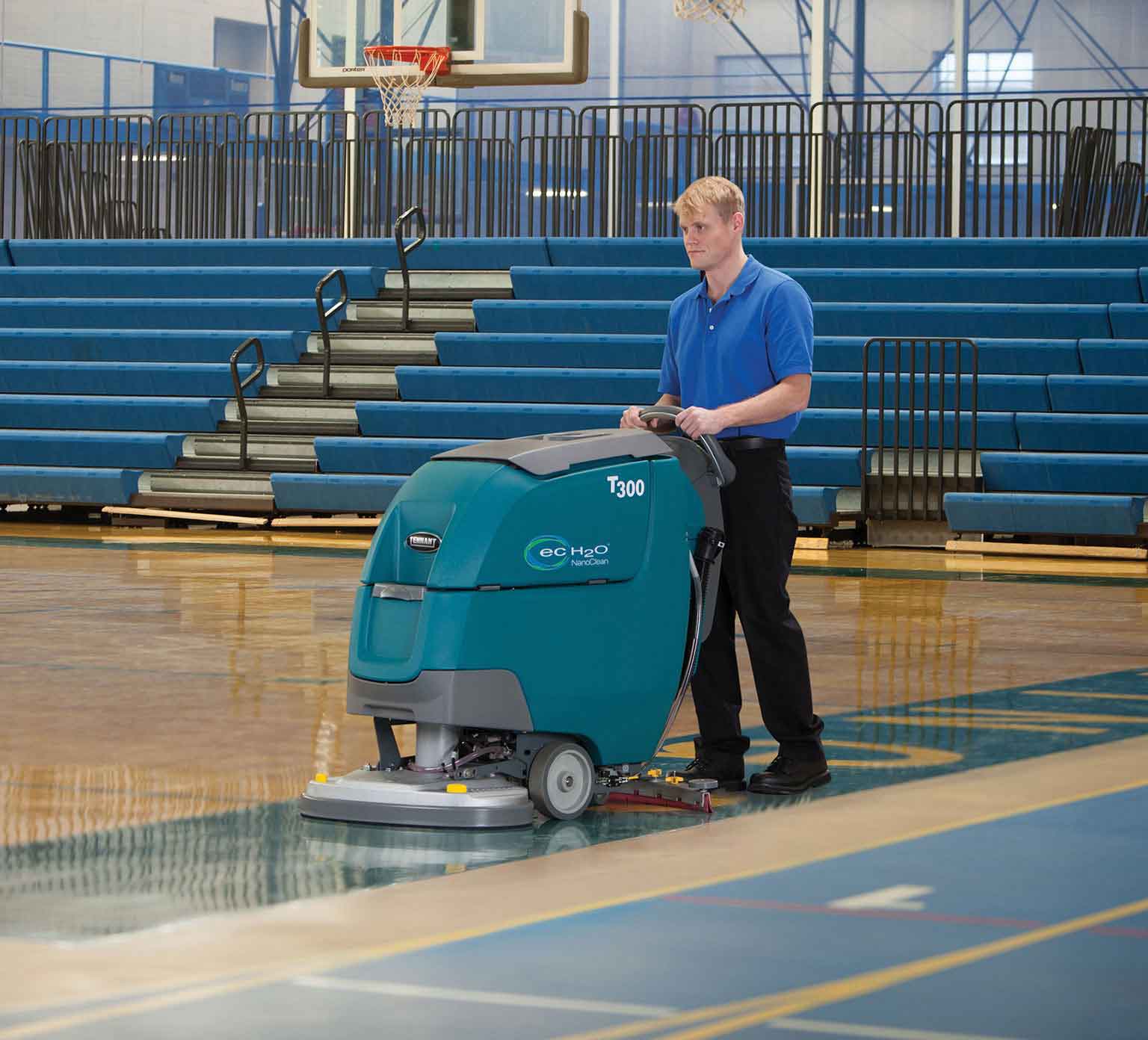 Laveuse autotractée T300 de Tennant nettoyant une salle de sport Laveuse autotractée T300 de Tennant nettoyant une salle de sport
