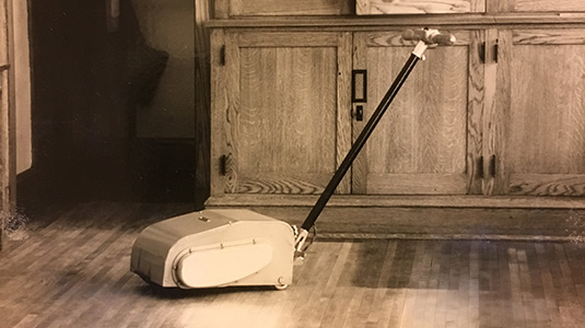 Machine motorisée de nettoyage des sols Tennant