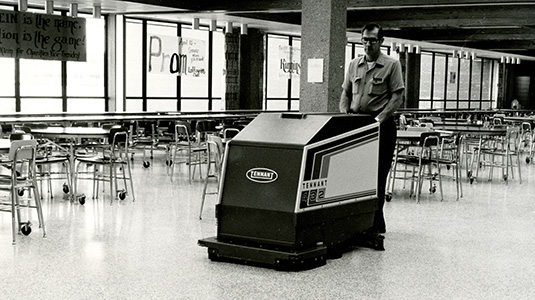 Première laveuse autotractée Tennant