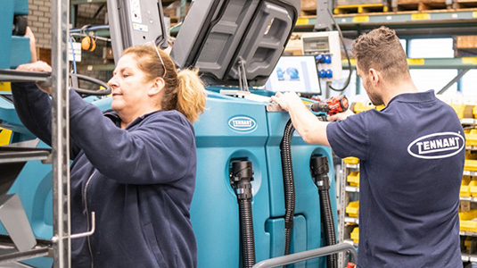 Fabrication de l’autolaveuse robot pour sols T16AMR à Uden