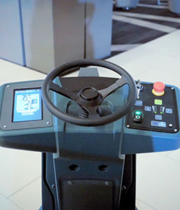 オートパイロットで清掃しているテナントカンパニーの自律型フロアスクラバー